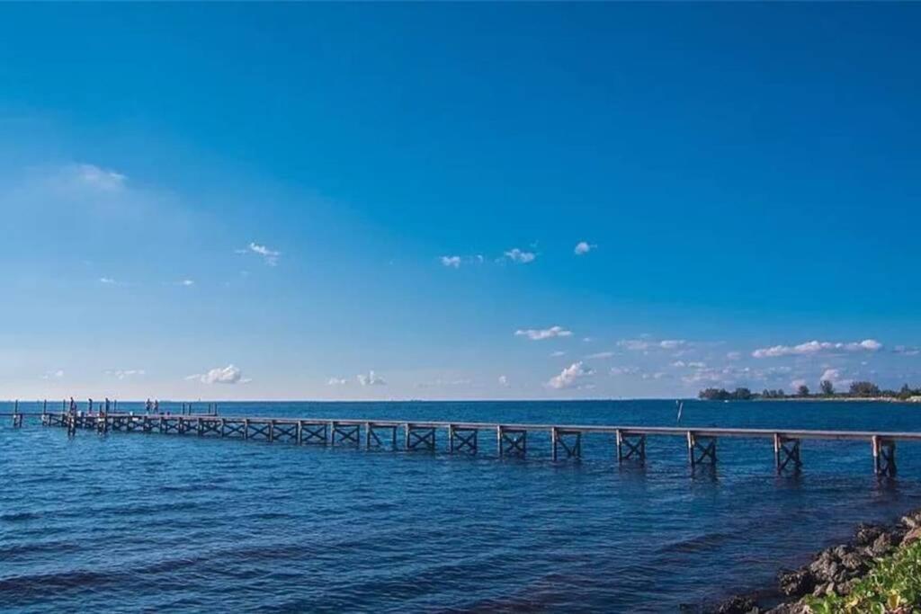 Manatee, Studio202, Beach Steps Away! Pool+Wifi Ruskin Exterior photo