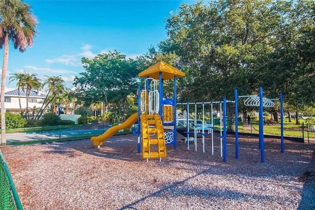 Manatee, Studio202, Beach Steps Away! Pool+Wifi Ruskin Exterior photo
